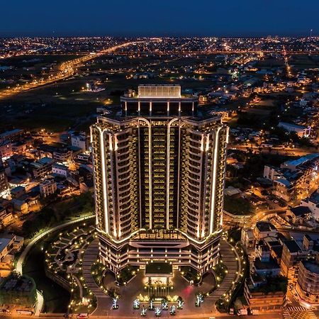 Cuncyue Hot Spring Resort Luodong Bagian luar foto The hotel at night