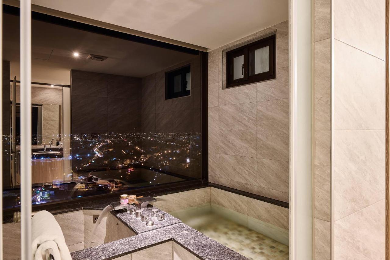 Cuncyue Hot Spring Resort Luodong Bagian luar foto Bathroom with a view