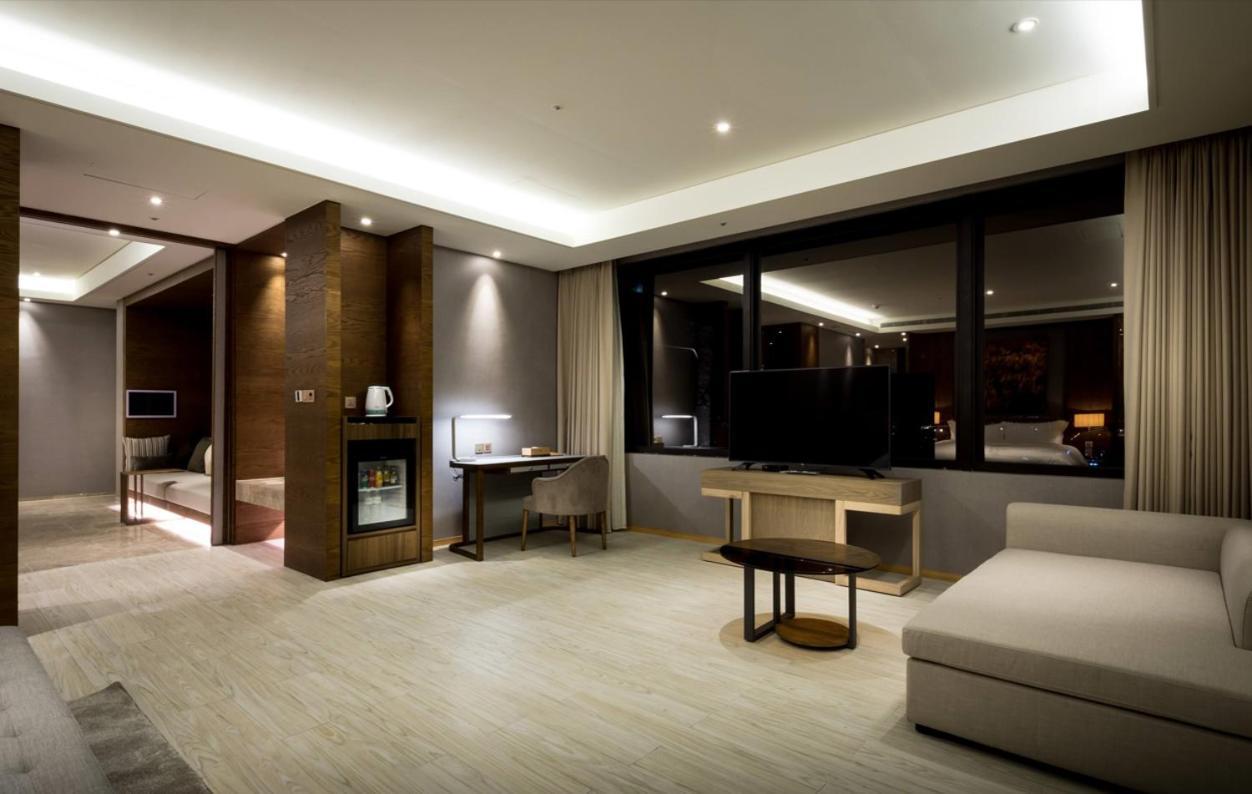Cuncyue Hot Spring Resort Luodong Ruang foto A suite at the hotel