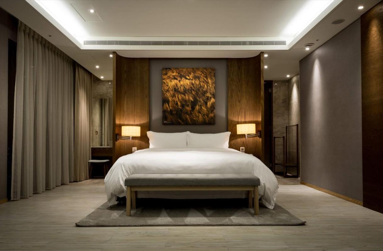Cuncyue Hot Spring Resort Luodong Ruang foto A bedroom at The Ritz-Carlton, Hong Kong