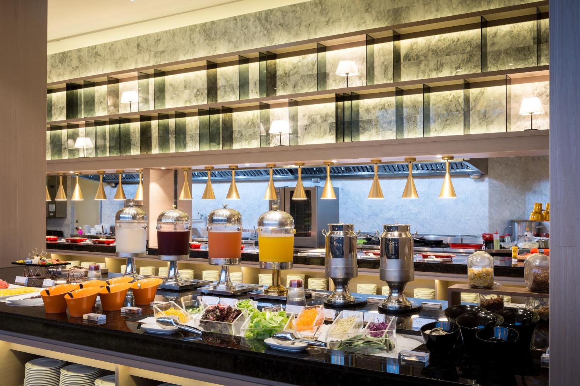 Cuncyue Hot Spring Resort Luodong Bagian luar foto The buffet at the hotel