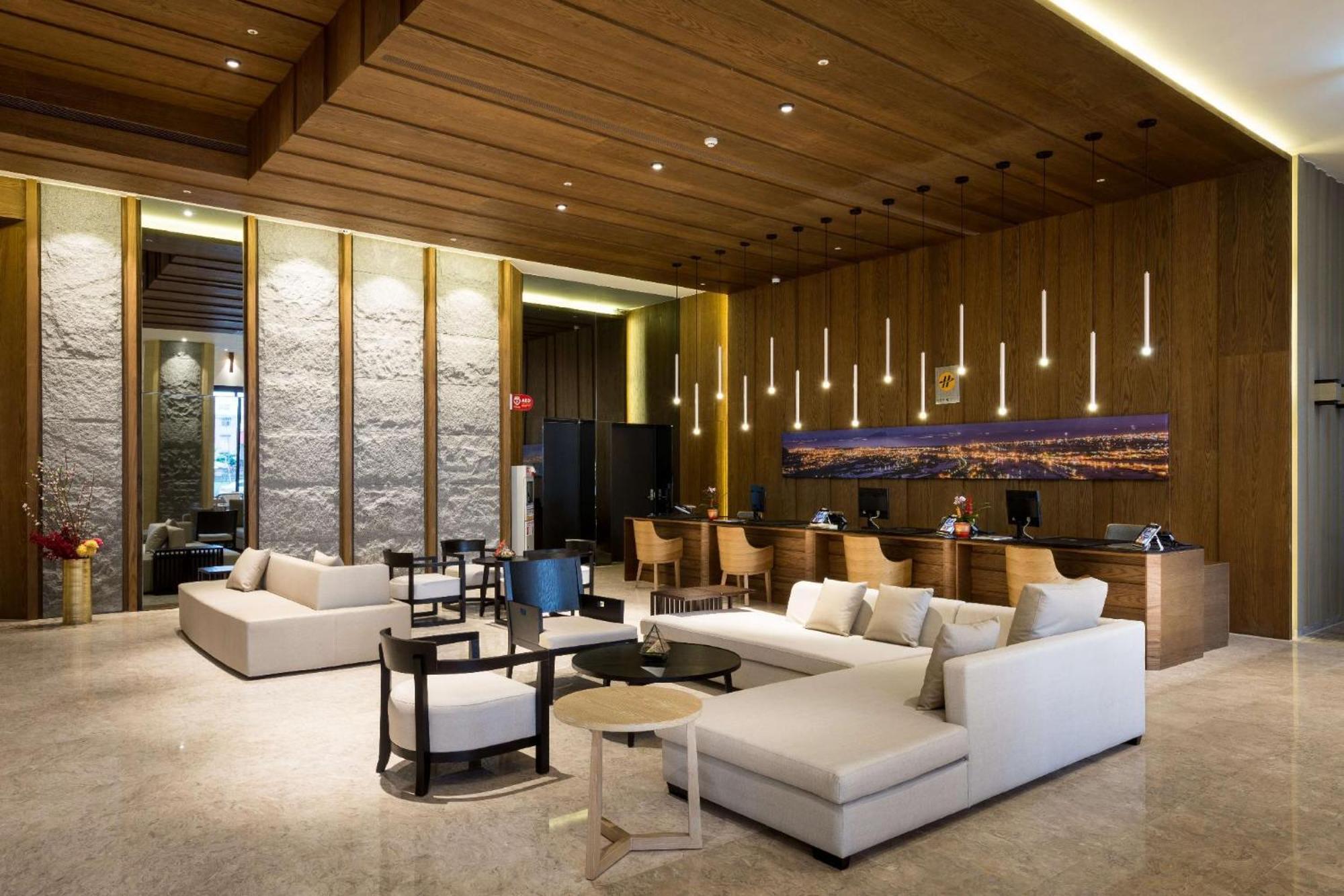 Cuncyue Hot Spring Resort Luodong Bagian luar foto The lobby of the hotel