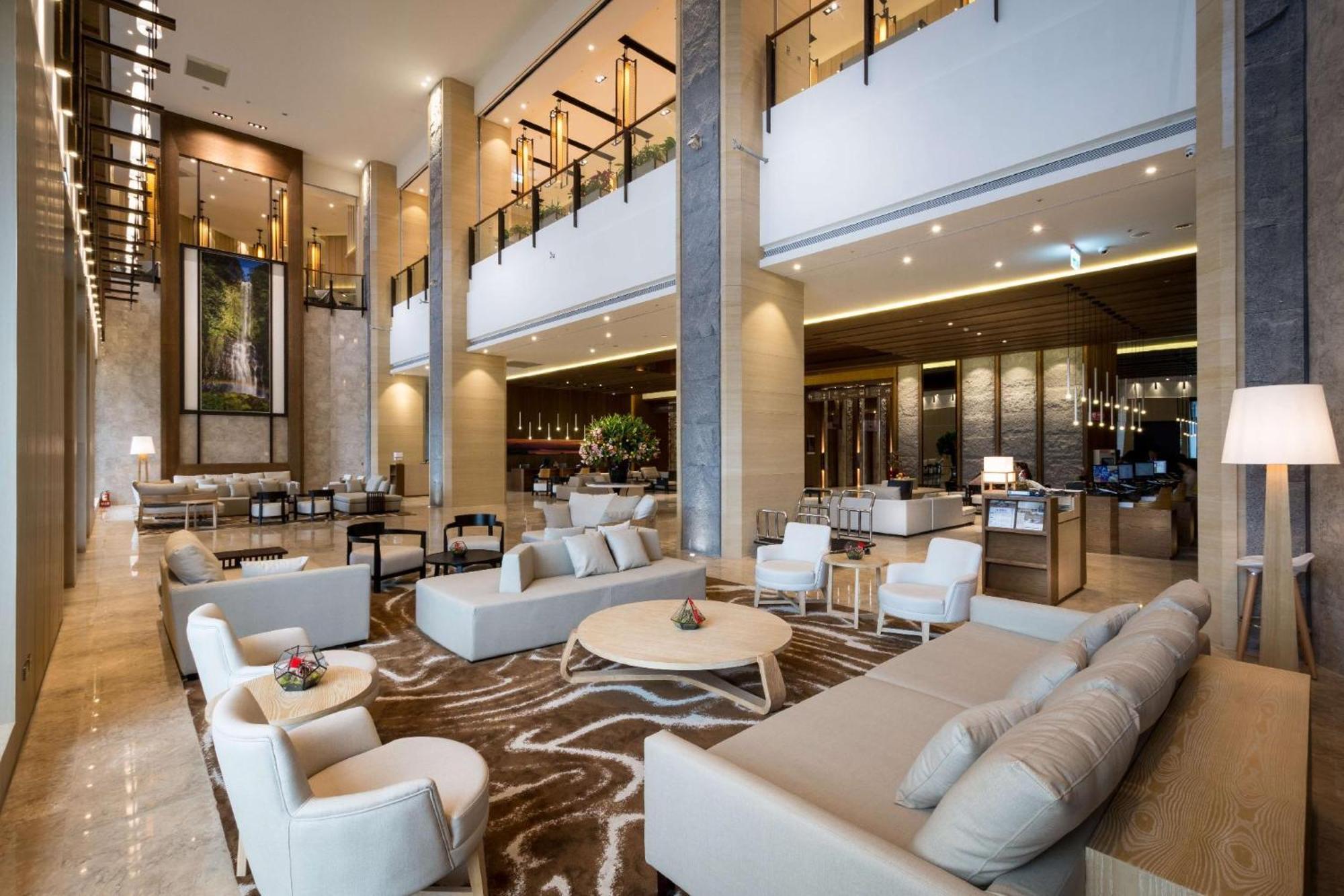 Cuncyue Hot Spring Resort Luodong Bagian luar foto The lobby of the hotel