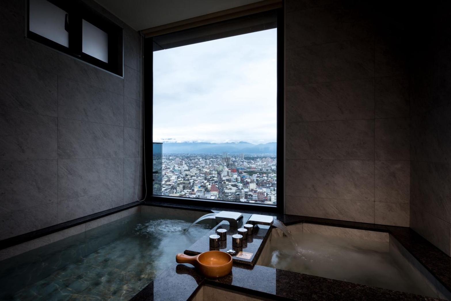 Cuncyue Hot Spring Resort Luodong Ruang foto A view of Mount Takami from the hotel