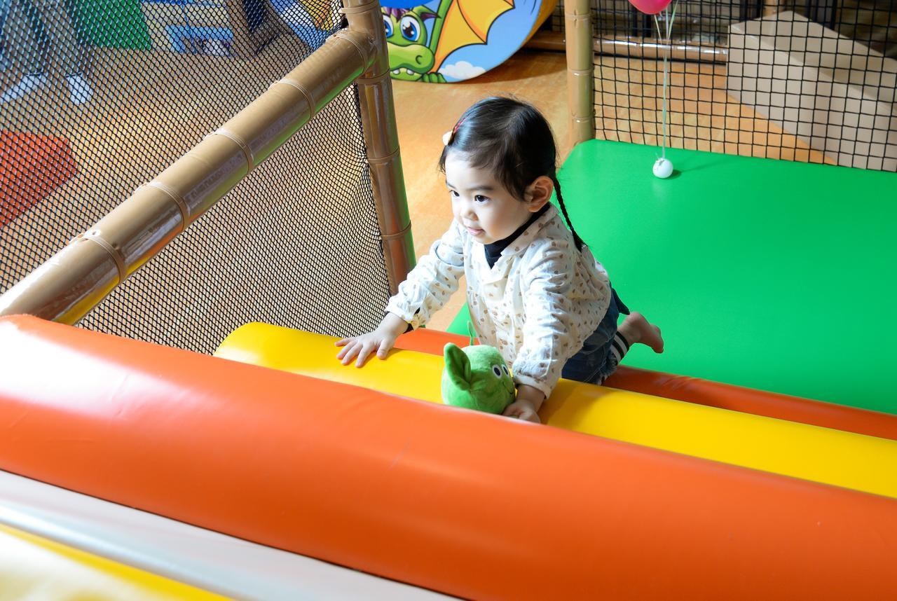 Cuncyue Hot Spring Resort Luodong Bagian luar foto A child playing at a playground