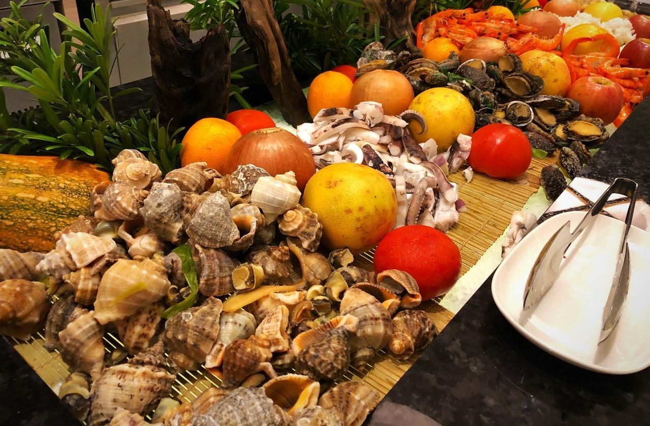 Cuncyue Hot Spring Resort Luodong Bagian luar foto A selection of seafood at a buffet