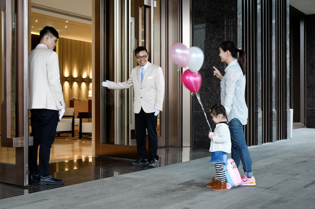 Cuncyue Hot Spring Resort Luodong Bagian luar foto Concierge service at a hotel