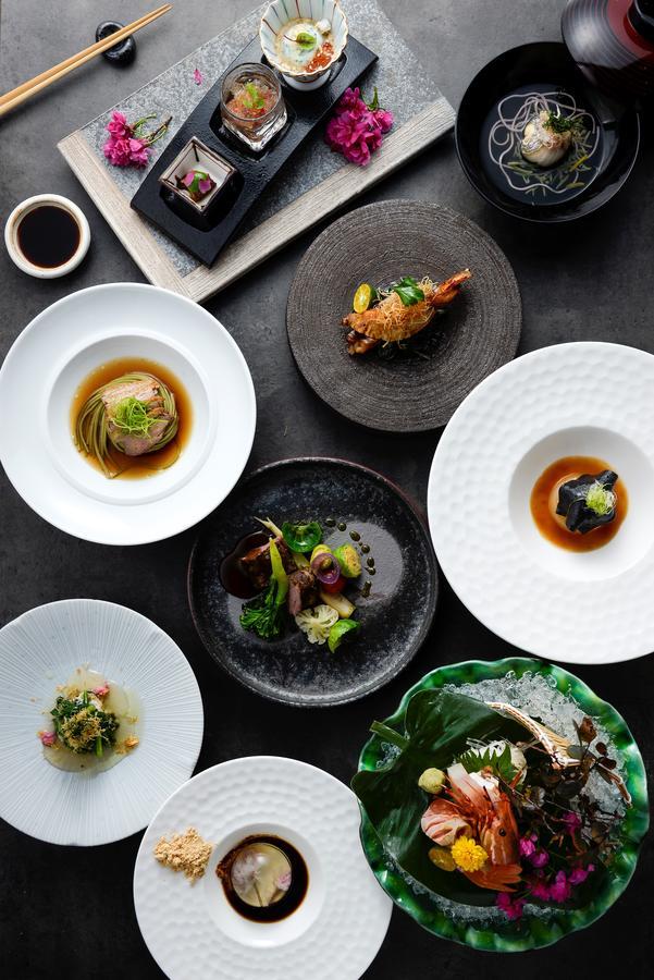 Cuncyue Hot Spring Resort Luodong Bagian luar foto Dishes at the restaurant
