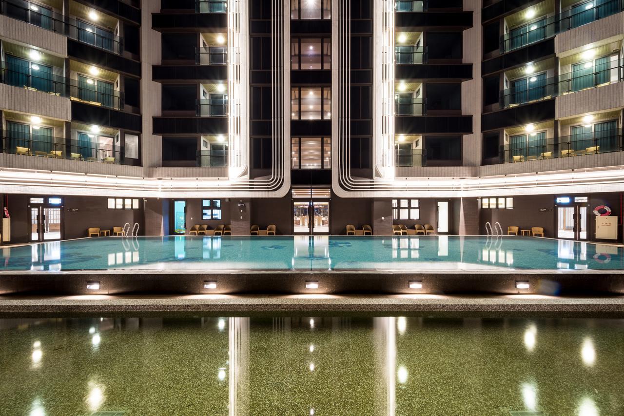 Cuncyue Hot Spring Resort Luodong Bagian luar foto The swimming pool at the hotel
