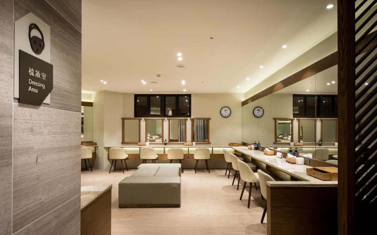 Cuncyue Hot Spring Resort Luodong Bagian luar foto The dressing room at the Hong Kong Convention and Exhibition Centre